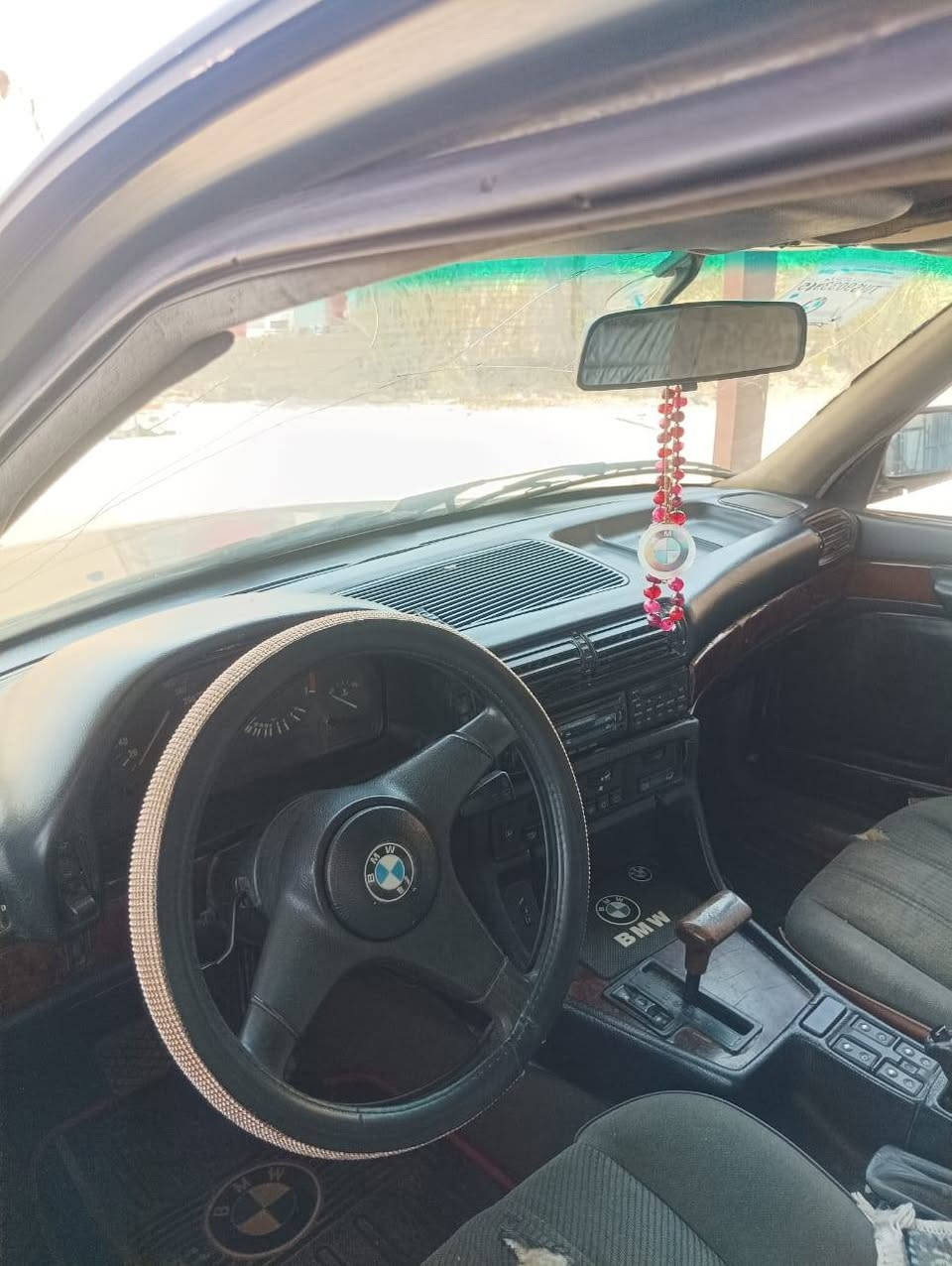 السلام عليكم
سياره BMW 735 للبيع
موديل 92 فول اوتماتيك
 بيها خلل بالكير مرات يصفن ع البك
 السعر 34 ورقه وبيها مجال بسيط
مكفوله من الضربه والخياس
***********
