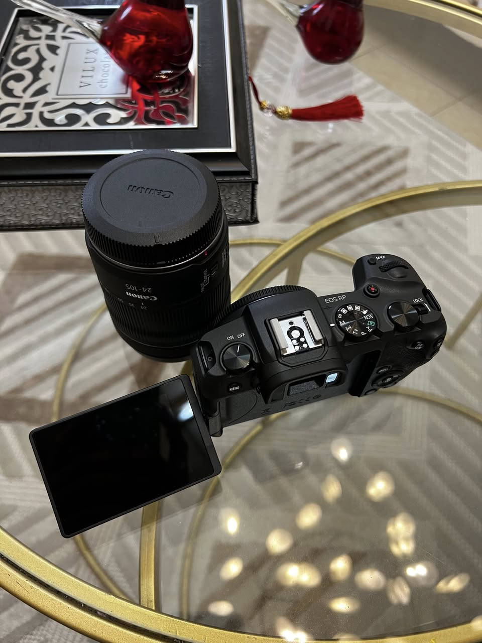 للبيع كاميرا Canon EOS RP (Kit) بكامل ملحقاتها الأصلية، الكاميرا غنية عن التعريف، فول فريم (Full-Frame) خفيفة الوزن وأدائها العالي بالفوتو والفيديو.
مع عدسة rf 24-105mm stm

المستشعر: فول فريم (Full-Frame) بدقة 26.2 ميغابكسل لأعلى دقة وعزل احترافي.
 الوزن والتصميم: من أخف كاميرات الفول فريم، مع شاشة متحركة بالكامل وتعمل باللمس (ممتازة للفلوغات والزوايا الصعبة).
 الفوكس: نظام فوكس ذكي وسريع جداً مع ميزة تتبع العين (Eye AF) للفوتو والفيديو.
 الفيديو: تصوير بدقة 4K ودقة Full HD بسلاسة (60 إطار بالثانية).
 العدسة (RF 24-105mm STM): عدسة شاملة (من الزاوية الواسعة للتقريب)، تحتوي على مانع اهتزاز مدمج ومحرك فوكس صامت للفيديو.
 الاتصال: واي فاي وبلوتوث لنقل الصور والمقاطِع للموبايل فوراً وبسهولة.

الكاميرا جديدة لوك نظافة 100%
استخدام شخصي وجداً قليل 
السعر 1,100,000 
للتواصل مراسلة الصفحة


**إذا كنت صاحب هذا الإعلان وتريد حذفه لأي سبب، رجاءا أرسل رسالة إلى الدعم الفني**