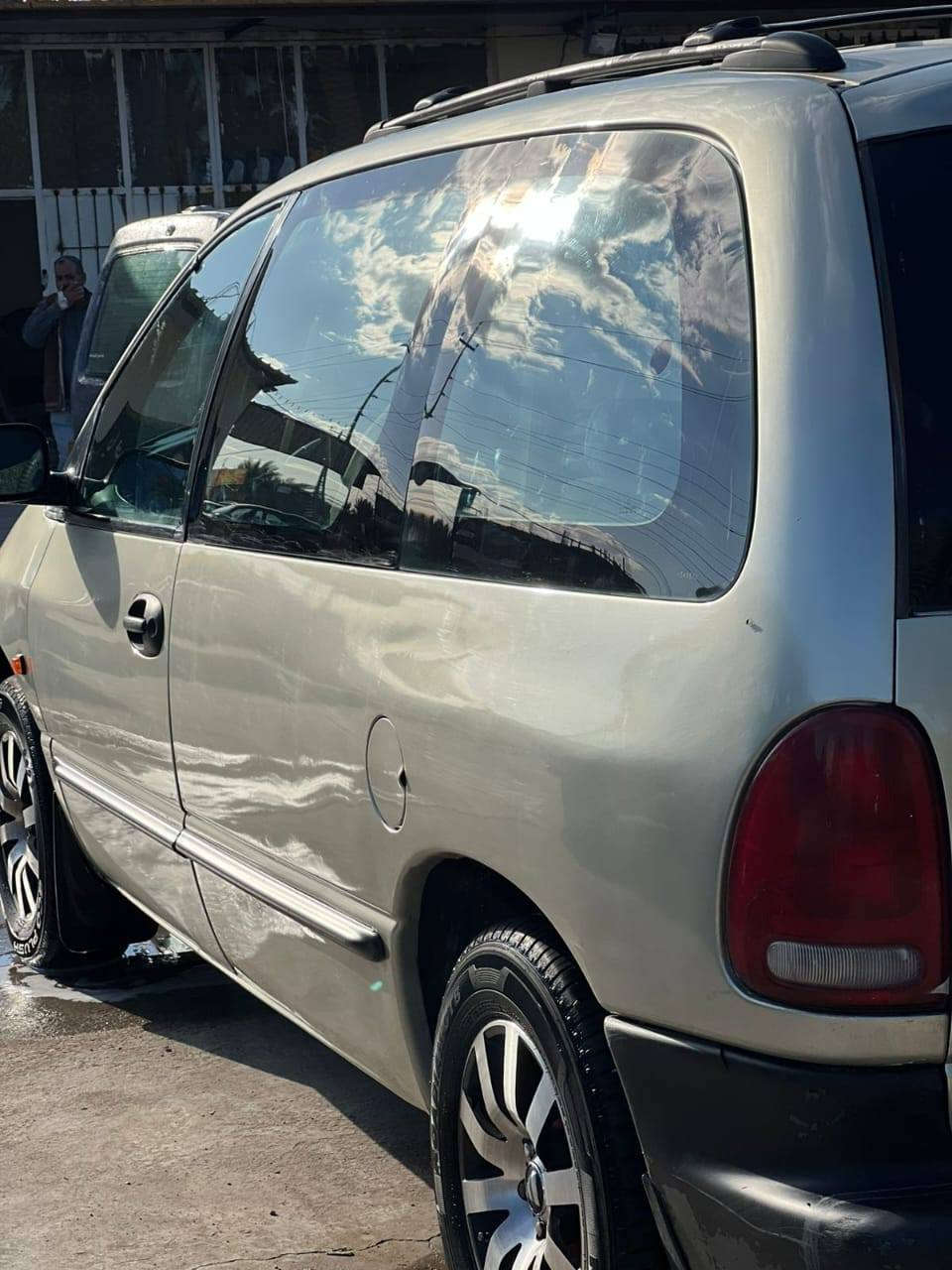 دوج كرفان موديل 2000لون أخضر فستقي بسمي مكينه وكير كفاله كهربائيات كله شغاله مكينه مال موديل 2007 حداديه زينه تخم تاير نقص بس تبريد مصبوغه عام بدون ضربه السعر 58  وبيه مجال
***********
