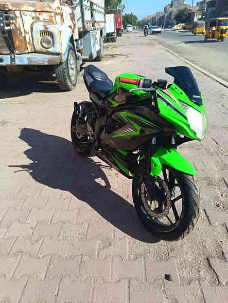 سلام عليكم دراجة كاوسكي مكينة وكير مكفولة بيهة نواقص بصيطة  حجم لمكينة 250 دراجة شغل وطلع وين معجبك مكاني بغداد الشعب***********
