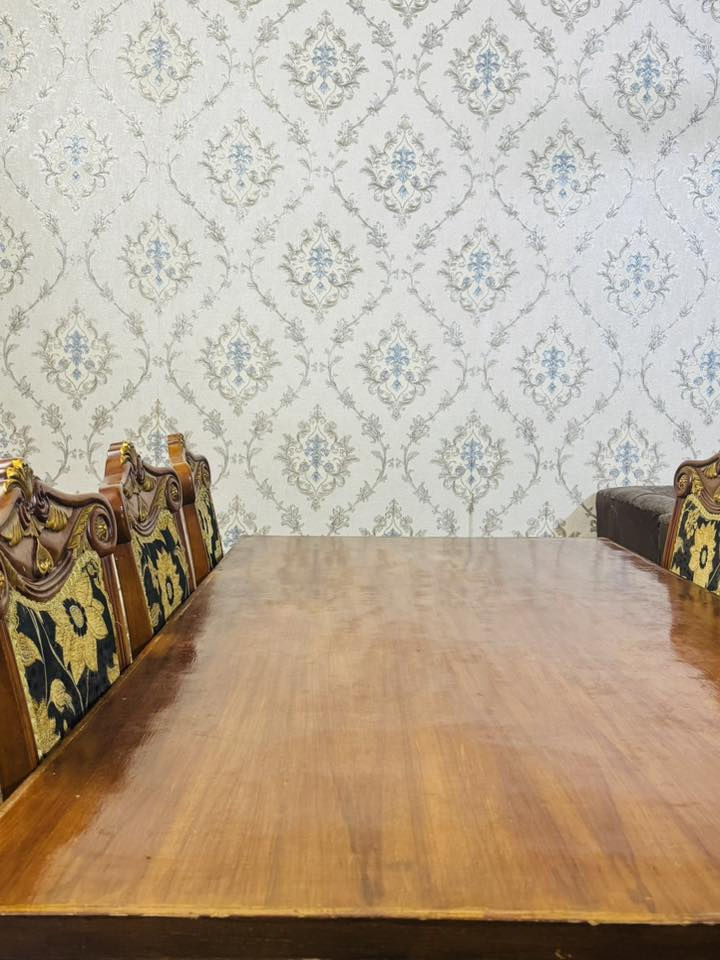 السلام عليكم ميز طعام للبيع متكون من 6 كراسي السعر 350 وبي مجال ***********
