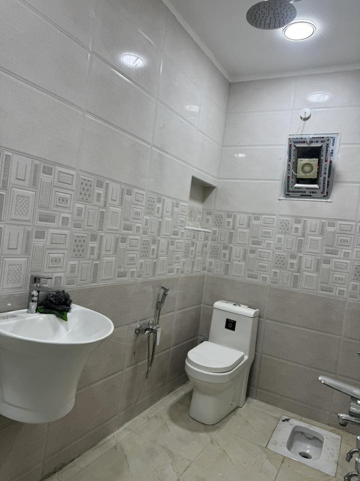 سلام عليكم بيت للايجار جديد غير مسكون تسليم مفاتيح مباشر  بناء حديث
يحتوي على مطبخ صاله +هول + غرفه نوم +صحيات +مناور + كراج.  موقعه بكرلي الأولى منطقه سكنيه هادئه جداً

الايجار ٤٠٠  لان بيت جديد 

للأستفسار والاتصال على رقم ***********
