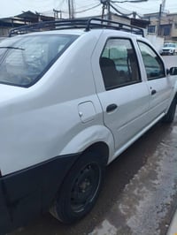 رينو لوكان موديل 2010 بيضه مابيها حادث فقط طخه بقبغ الجنطه فقط  كما مو...