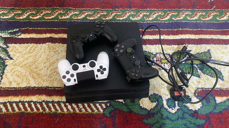 اسلام عليكم ابلي 4 اسلم500 گيگه  البلي الله شاهد مامفتوح ابلي نضيف اي شي ماناقصه ما داخل صيانه  الملحقات كامله بي 4 جوستكات  اتلاثه اصليه وحده تجاريه بي قرصين فيفا 2020 وحرب اون لاين المكان البصره حي الاصدقاء ***********
