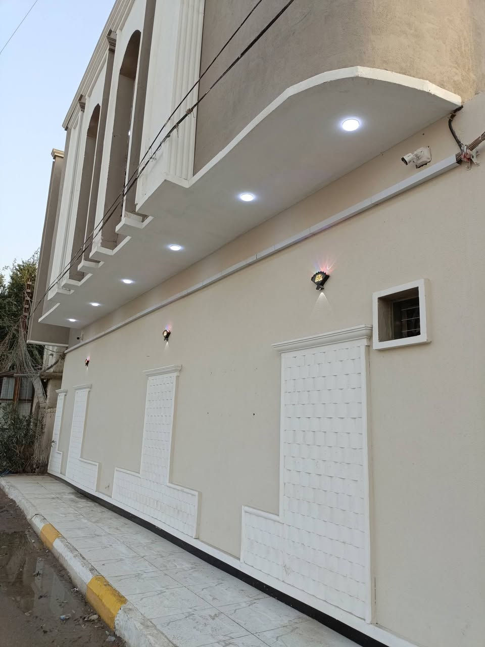 يوجد لدينا دار سكن للبيع ١٨٠م ركن طابقين بناء حديث مسلح حي اريدو قرب مطعم غليون قرب جامعة العين الطبيه الي باريدو ٦غرف نوم صالتين وديوانيه ومطبخ وصحيات داخليه وخارجيه للاستفسار الاتصال على الرقم ***********
