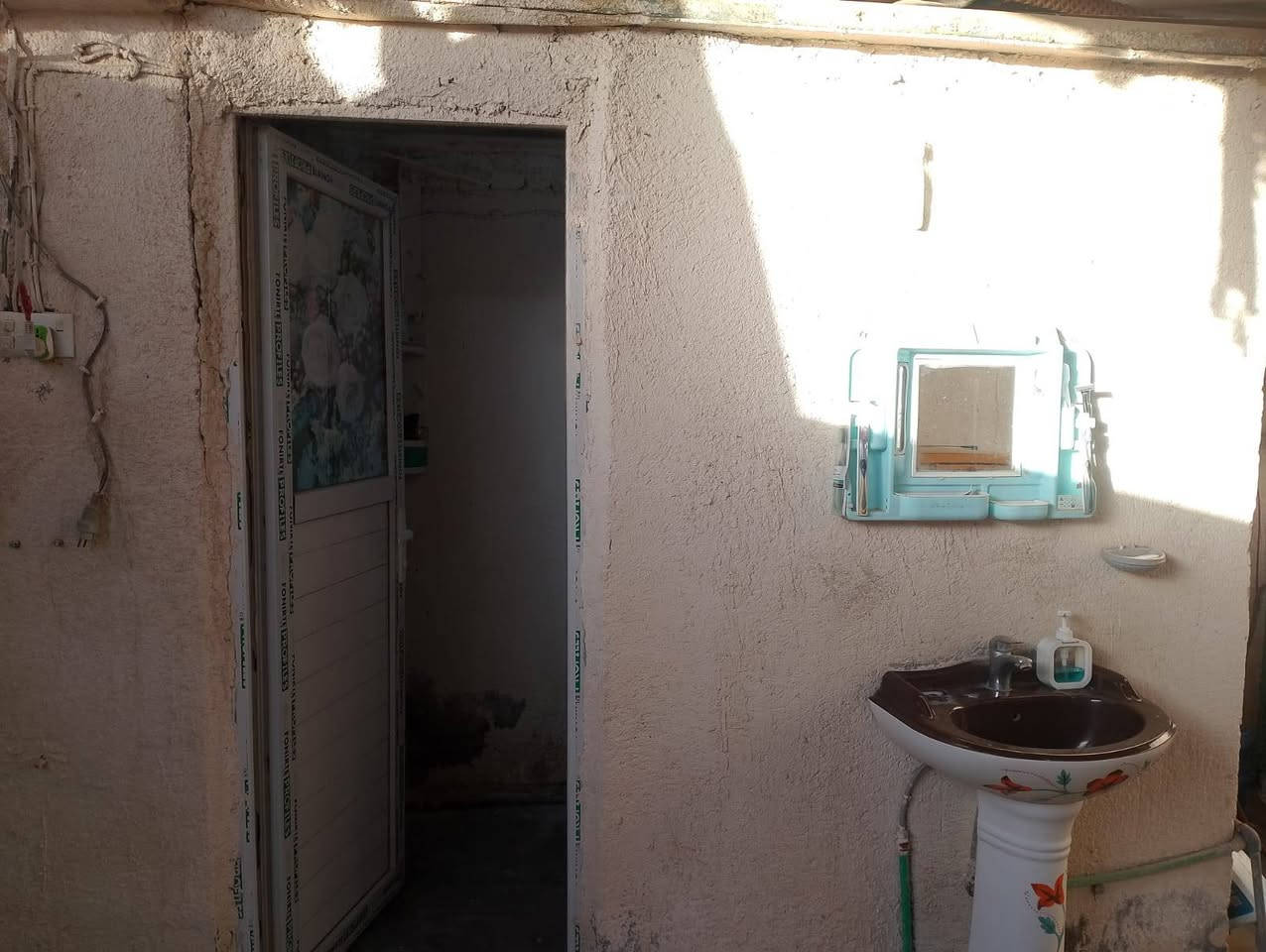 بيت للبيع   بي 3غرف غرفه جوه على شكل سويت و صالة 6امتار و غرفتين و صاله 6امتار فوگ  و بي سطع  و سطح ثاني  الجوه كاشي و كراج و حديقة البيت طابو صرف وجاهز للسكن العنوان حي العامل قرب المول بسعر جدآ مناسب للتواصل او المراسلة ***********
