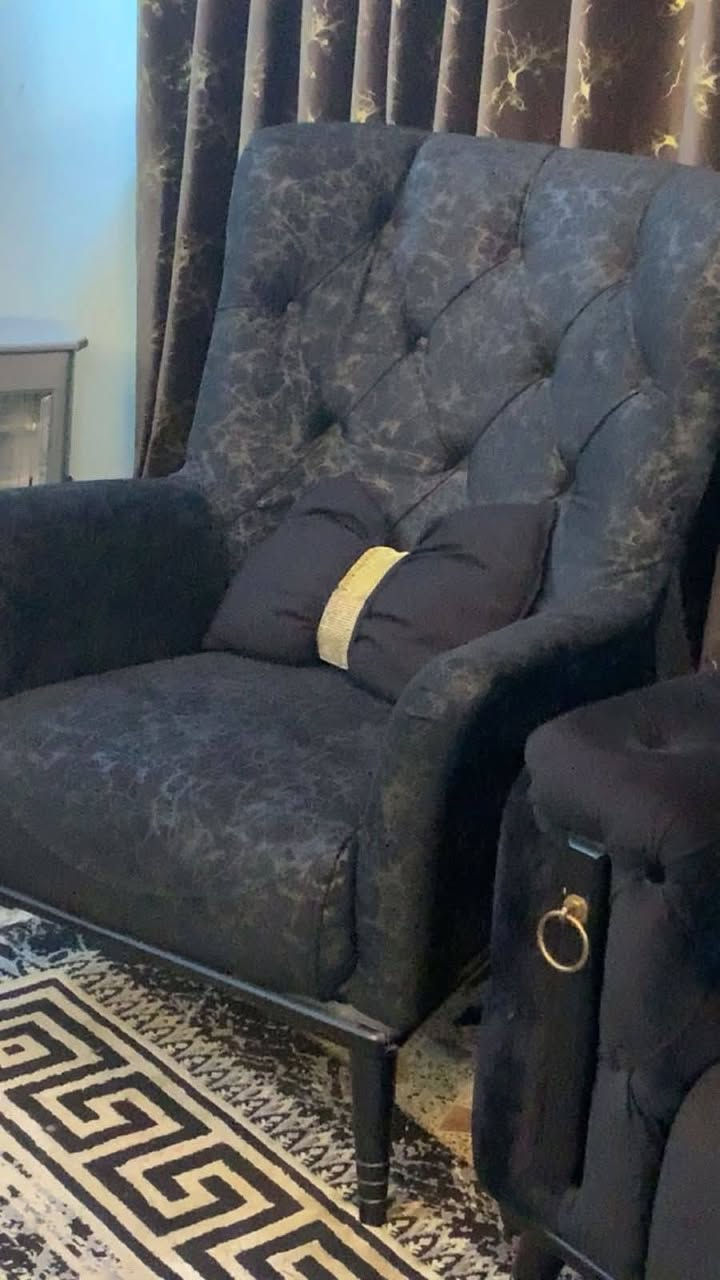 السلام عليكم غراض للبيع بسعر مناسب مستعجله عليهن عندي شيله 
سبلت كنتوري ٣طن توسوت جديد ٤٠٠الف 
مكيف هواء ٢طن جديد ستعمال سبوع بسعر ٢٠٠الف
تخم جديد مع كوشات وطبلات السعر ٣٠٠الف 
لتواصل الاتصال على الرقم ***********
