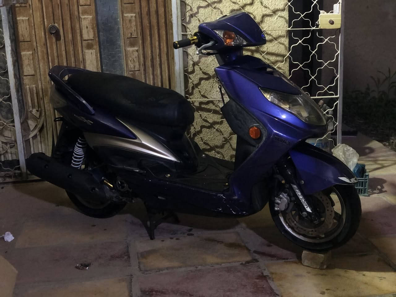 سلام عليكم دراجه سكنس فحل لون مميز للبيع دراجه بلاد من طول لطول جيب وياك فيتر وتعال دراجه نزول جديد فيت بم جديد بلك جديد قمجي مال بانزين جديد دراجه موجوده تزويد خارجي بصيط دراجه سويت اله ادامه للكلجات كامله شلعه ومعدل فول  للاستفسار اكثر رقم ***********
