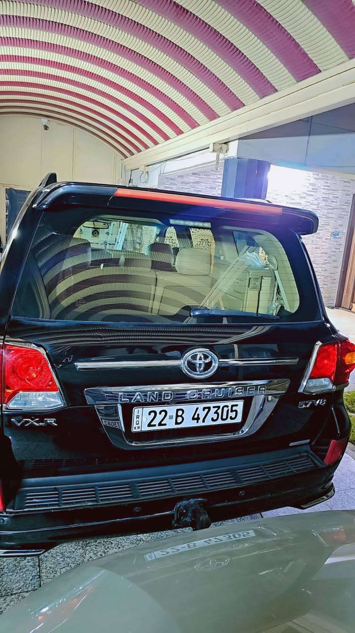 السلام عليكم للبيع ٢٠١٠ مواصفات ١١ سياره كشن كهرباء جلد شاشه جبيره تلفزيون بل قماره مكينه ٨ ٤٦٠٠ صدر امامي خلفي جديد تخم تاير قبل ١٠ ايام شاده اتراي مال سياره زيرو مكينه كير كفاله بدون فتح سياره كلش حلوه او جديده تحويل ثاني يوم والسيارة مكفوله من الصبغ وتبديل والضربه  مكان بغداد السعر ٣١٠ أو بيها مجال    ***********
