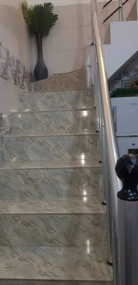 سلام عليكم بيت مساحة 50متر البيع العنوان بغداد الشعب قرب محطة سماء بغداد البيت طابقين قريب عل شارع ***********
