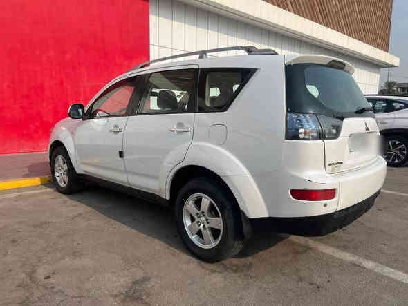 متسوبيشي اوتلاندر مكفولة من الصبغ والحادث والتبديل تخم تاير بطارية جديد محرك كير تبريد ثلج بعز الصيف محرك 2400 اربعه سلندر فورويل سلايد روف سيارة عائلية بامتياز قوية جدا رقم بغداد وهزة جديد باسمي شخصيا 
ناقصها صدر امامي ماشية 154 وكسور موديل 2008 
السعر 98 ورقة بيها مجال بسيط 
عنواني بغداد *********** بغداد
