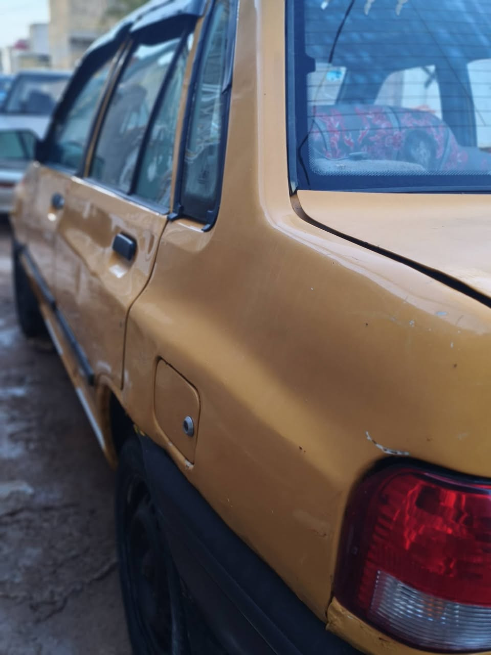 السلام عليكم شباب سيارة سايبة موديل 2014 للبيع بسعر 12 ورقة سنوية عضم عاج مسئول عن  سرقة أو عشائر . حدادية جديدة كير جديد تم تاير بس المكينة بيها بخار . المكان البراكية اكبال بانزين خانت ريبار شارع مطار الجديد. رقد ***********
