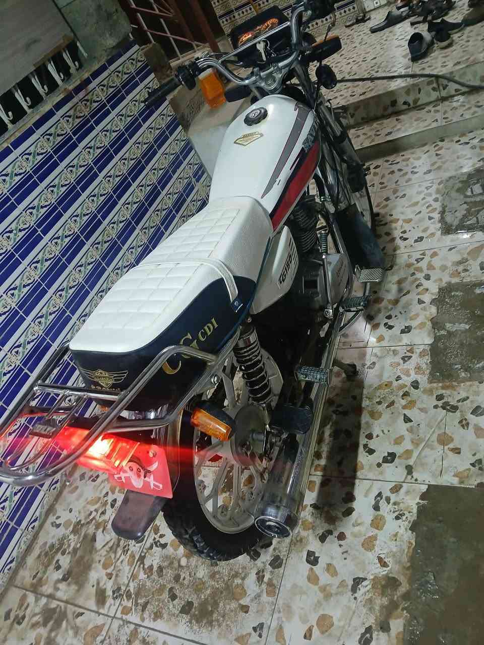 اللهم صلِّ على محمد وآل محمد 
السلام عليكم دراجه مكفوله من اي نقص كله تخبل للبيع منفيس نكره سلف كهربائيّة كلها شغاله ما بيعا نقص برغي واحد وشديتله امرايات جد وصينيه زنجيل وره الفيدو 24
العنوان سامراء السعر 420بيها شويه مجال حك شراي مستعجل 
***********
