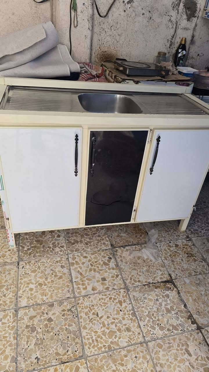 من رخصه الأدمن كاونتر سنك متر اونص قطعه وحده سلستيل اصلي اسباني نظيف اخو الجديد سعره ١٠٠الف شراي يتصل *********** ***********
