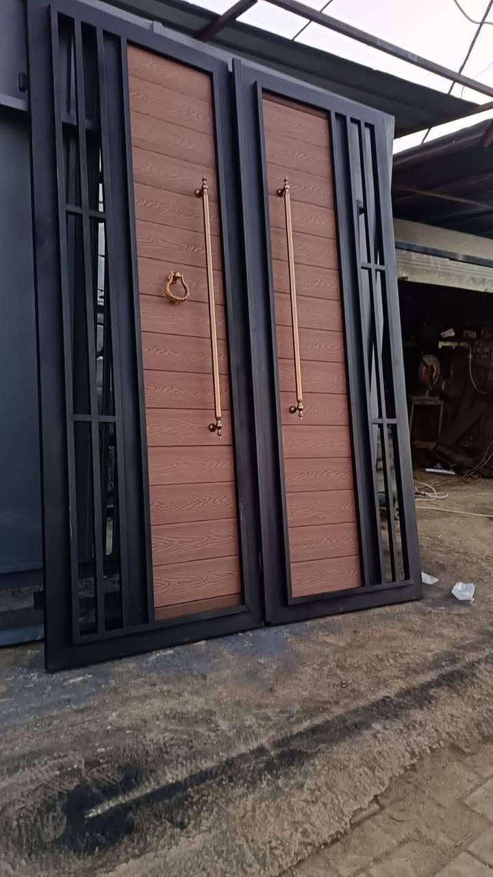 حداده ابو حسين مستعدون لعمل كافه الابواب الخارجيه والداخليه وجميع الشبابيك حسب الطلب  ***********   /***********

