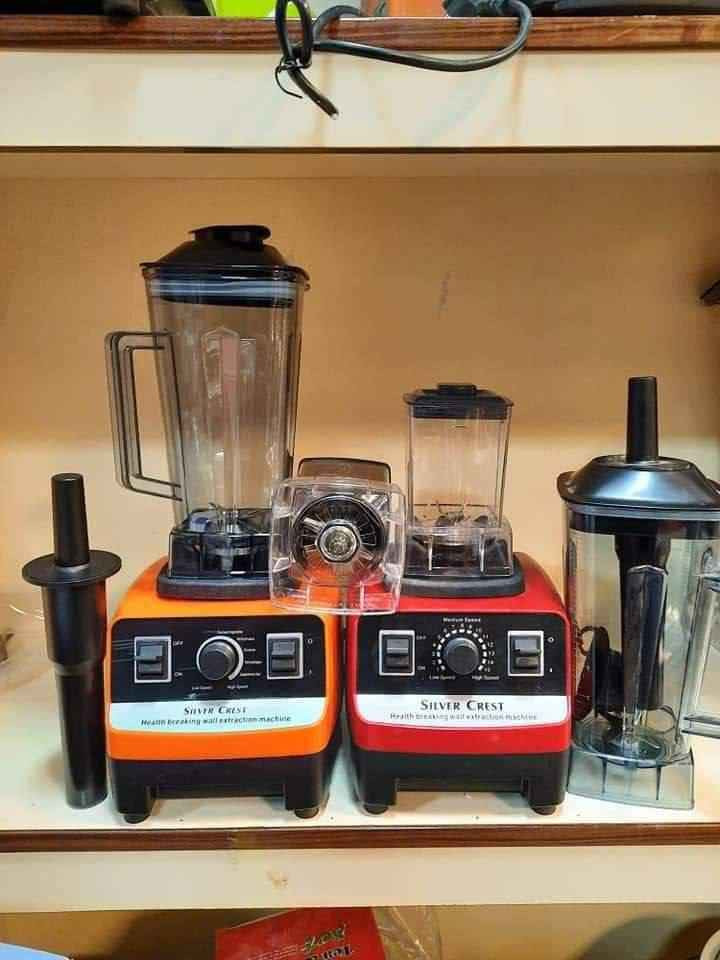 خلاط Silver Crest مع مطحنة – أداء قوي للمطبخ العصري 

 العلامة التجارية: Silver Crest
 القدرة الكهربائية: 4500 واط
 الأبعاد: 49 × 21 × 20 سم
 السعة: حتى 2 لتر
 المنشأ: ألماني 

 محتويات الصندوق:
 خلاط Silver Crest
 مطحنة متعددة الاستخدام

 أهم المميزات:
 محرك قوي يمنحك أداء سريع وفعّال
 شفرات حادة من الستانلس ستيل المقاوم للصدأ
 مناسب لتحضير العصائر وخلط الفواكه والخضار وطحن الحبوب
 وعاء مصنوع من مادة قوية مقاومة للكسر
 سعة كبيرة لتحضير كمية مناسبة للعائلة
 إمكانية التحكم بمستويات السرعة حسب الحاجة
 سرعة دوران عالية تصل إلى 32000 دورة في الدقيقة

 خلاط عملي يجمع بين القوة والمتانة ليكون من أهم الأدوات في مطبخك.
السعر 30.000 الف فقط والتوصيل مجاني 
للتواصل *********** البصرة, العراق

