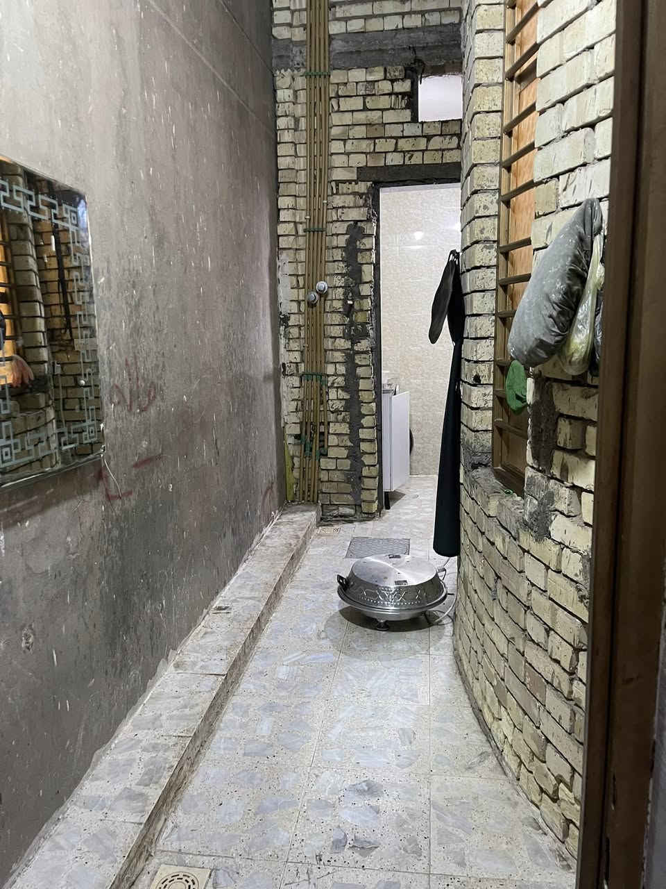 بيت للبيع مساحة 150 متر في البلديات الUN طابو ملك صرف 
ثاني فرع عن شارع 30 طابقين 
الطابق الاول استقبال + مطبخ + صالة + غرفة+ صحيات+ مناور عدد2 + مطبخ حار 
الطابق الثاني 3 غرف وصحيات 
السعر 450 مليون 
الاستفسار ***********

