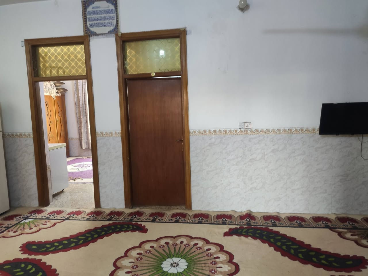 بيت طابو صرف للبيع العنوان حي العسكري الشارع العريض قرب محلات تقي يتكون من غرفتين واستقبال ومطبخ وصاله 
مساحته ٢٠٠متر
بي مجال بسيط للشراي 
***********
