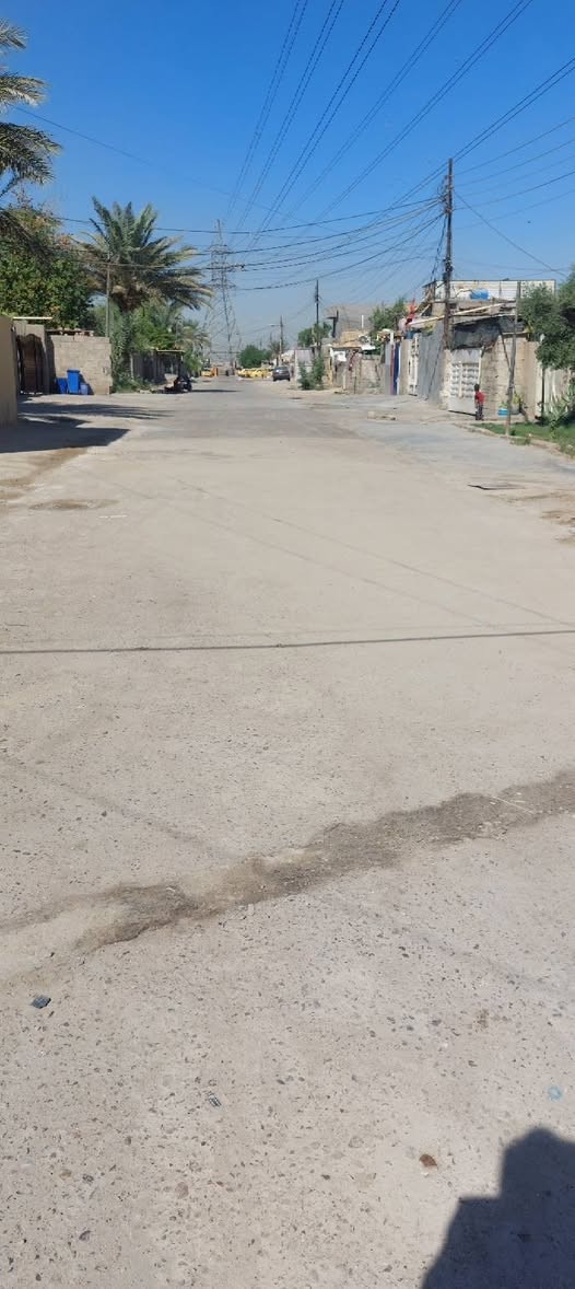 بيت للبيع طابقين مسلح يحتوي اربعه غرف نوم كبار واستقبال كبير مساحه ٢٠٠متر كامل خدمات حي جابر فلكه سلمان تبليط مجاري منطقه حلوه هادءه تليفون *********** اتصل واني بخدمتك
