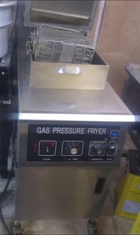 للبيع جدر كنتاكي  كامل مع سلات  السعر 750.000 بي مجال  للاستفسار 07717...