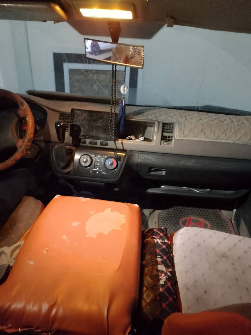 السلام عليكم جنبي عالي موديل 15 مصفره هيئه او غرامات  السياره كامله مكمله نقص مابيه رقم انكليزي باقي على استلام ويل كب تخم تاير  جديد كير أو محرك واكسل خير من الله   حداديه نضيفه السعر 145 أو بيه مجال للشراي للاستفسار على الرقم  *********** 
***********
