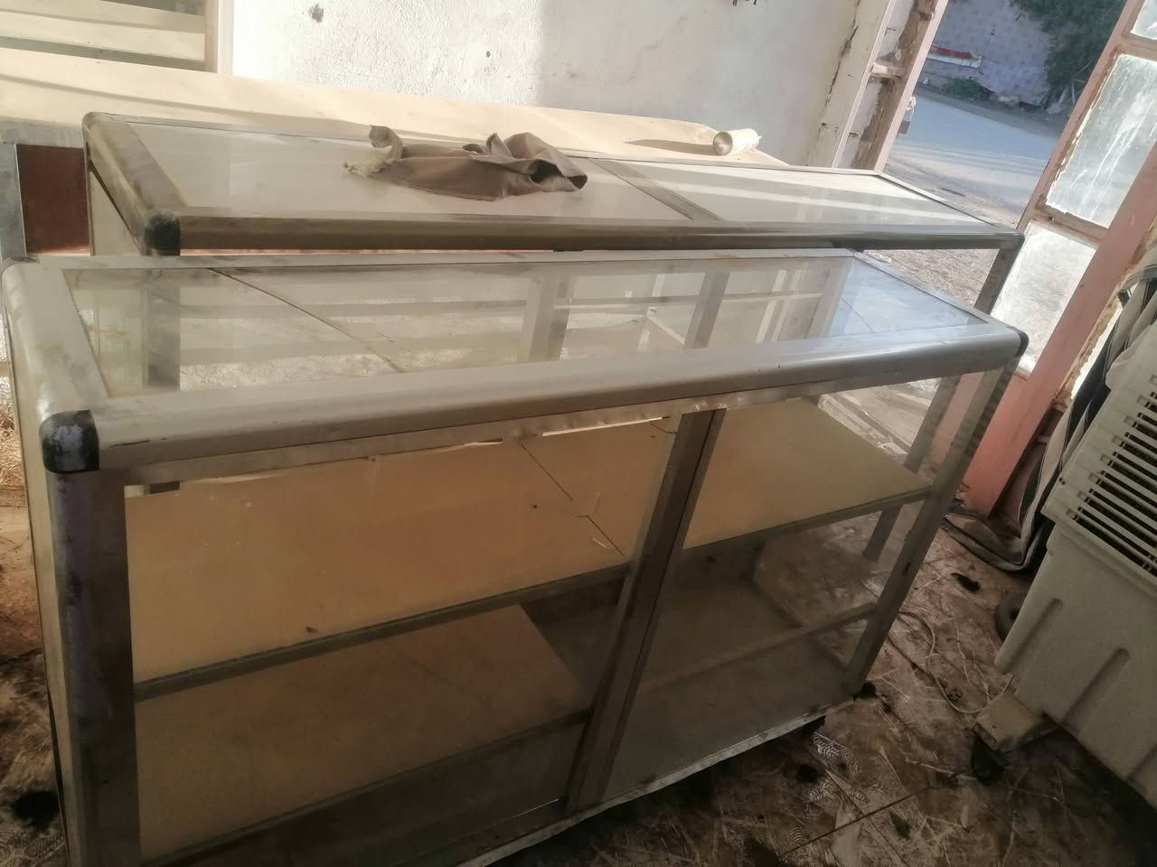 ميزين للبيع اللمنيوم واحد طوله 2متر والثاني متر ونص السعر 30
***********
