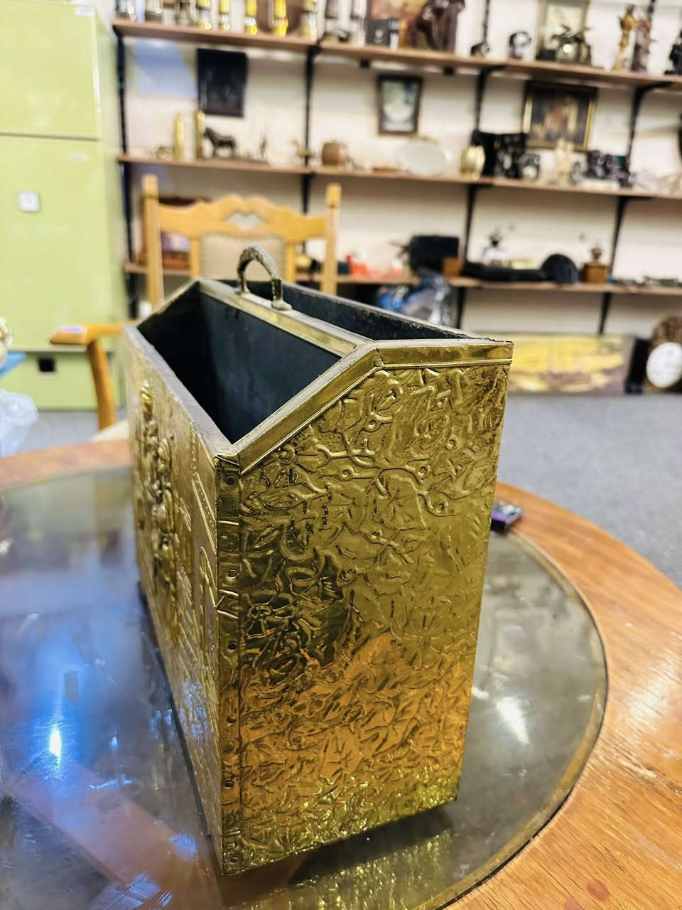 صندوق حامل مجلات  وصحف انكليزيي . 
 مصنوع من الخشب ومغطى بصفائح نحاسية  
العرض 37 سم
الارتفاع 29 سم 
***********  واتساب المحل في السليمانية يوجد توصيل
