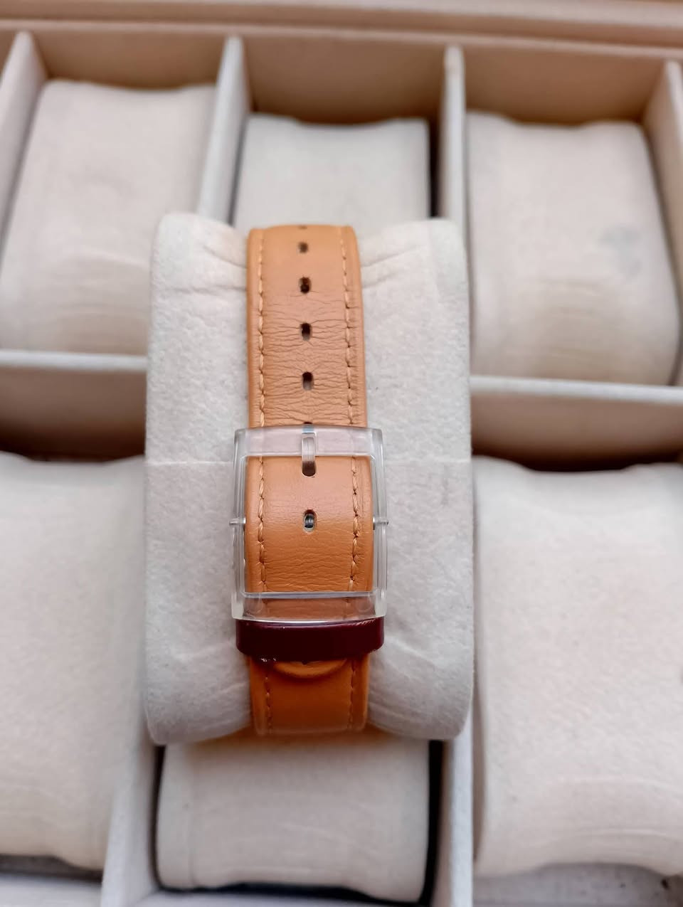 بسم الله الرحمن الرحيم
تحيه طيبه للجميع ♥️ 
للبيع ساعه سواتش
الصنع سويسري اصلي 
سير جلد طبيعي اصلي 
نافذه لعرض التاريخ 
مكينه بطاريه 
السعر 40 الف 💵💵 
العنوان بغداد الدورة
يوجد توصيل إلى جميع محافظات العراق وبغداد أيضًا 
للحجز والاستفسار المراسله على الخاص او على الرقم 
ه‍ *********** ☎️ متوفر واتساب
