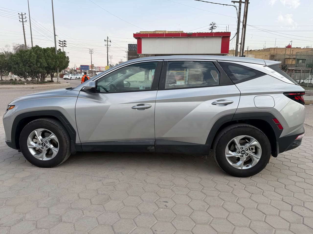 توسان للبيع وارد امريكي حادث باب خلفي فقط 
للاستفسار 
*********** البصرة, العراق
