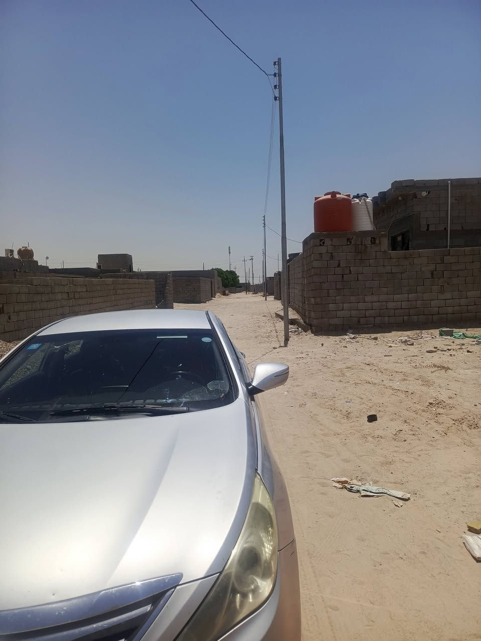 السلام عليكم ورحمه الله وبركاته بتلو البيع مساحت القطعه 300بيهه 3قرف وصاله ومطبخ وحمام وديوان عنوان شارع وسام جمله قرب المدرسه هاتف ***********
