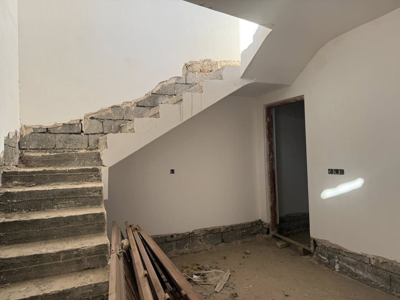 السلام عليكم يوجد بيتين هيكل الاول مجهز بياض وكهربائيات ومجاري باقيلة شي بسيط والثاني مجرد بلوك وصب السطح والبيتونة هم صب في قرية نديم مقابل منشاة نصر المساحة الاول ٢٢٠م والثاني١٤٠م البيتين بناء جديد للتواصل ***********
***********
