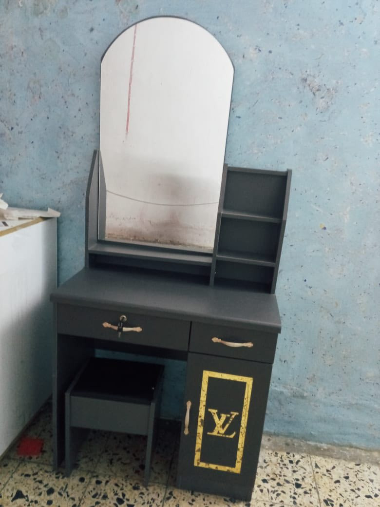 غرفة نفر واحد تتكون من كنتور وجرباية وميز مراية نضيفة مستعملة شهر واحد السعر 300مكاني بغداد مدينة الصدر رقم ***********
