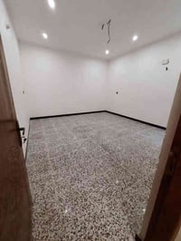 شقة للايجار طابق ثاني تحتوي على غرفتين وصالة ومطبخ وصحيات وبالكونة الع...