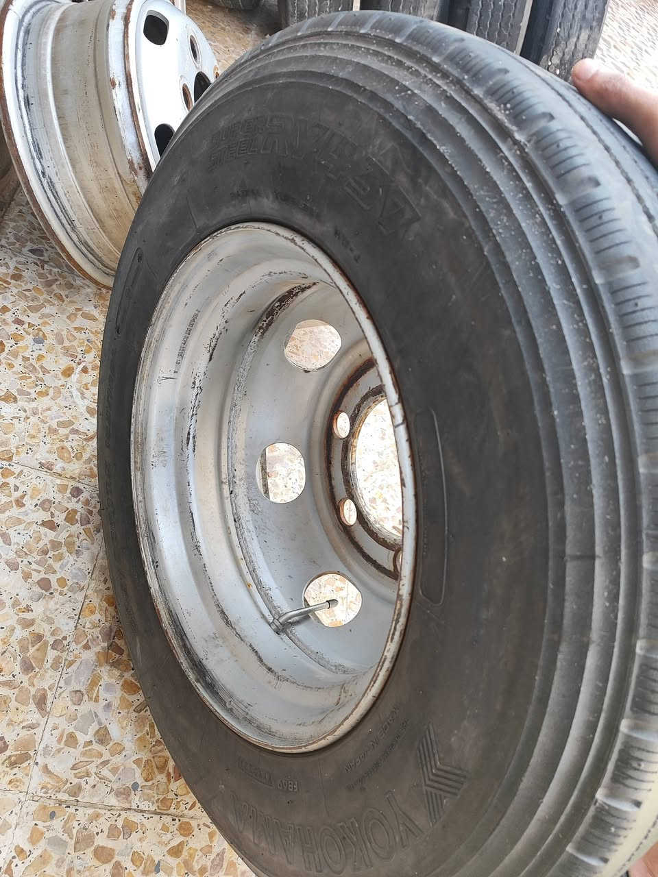 السماوه الرميثه 
تايرات كنتر 16 عدد 6

+ ويلين 16 فارغات + تاير 17ونص هيه ويليه السعر خاص للستفسار اتصل 

***********
