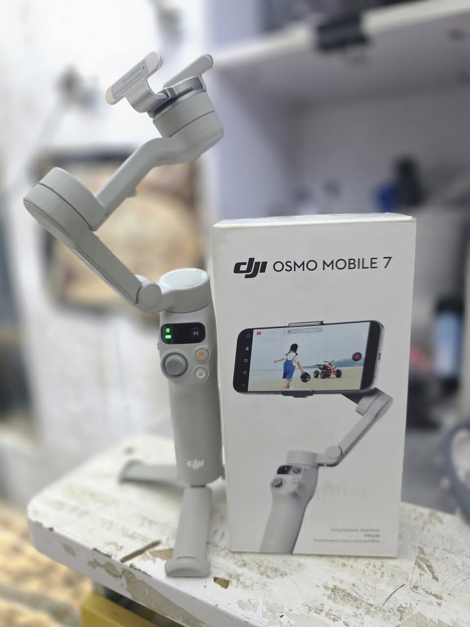 مانع اهتزاز DJI 7 SE  للبيع

 المواصفات الأساسية والوزن 
تثبيت قوي جداً: يعمل بنظام تثبيت ثلاثي المحاور (3-Axis) لمنع الهزات تماماً أثناء المشي أو الجري.وزن الجهاز: خفيف وسهل الحمل، يزن حوالي 352 غراماً.تصميم ذكي: الجهاز قابل للطي ليوضع في الحقيبة بسهولة، ويعمل بـ مشبك مغناطيسي لتركيب الهاتف وفكه في ثوانٍ.🔋
 البطارية والشحن وقت التشغيل:
 تكفي البطارية للعمل حتى 8 ساعات متواصلة.وقت الشحن: يشحن بالكامل في حوالي ساعتين و12 دقيقة عبر منفذ USB-C الحديث.سعة البطارية: تأتي بحجم 2600 مللي أمبير.📱 توافق الهواتف الذكيةوزن الهاتف: 
يتحمل الهواتف التي يترواح وزنها بين 170 إلى 290 غراماً (يدعم أغلب الهواتف الكبيرة).عرض الهاتف: يدعم الهواتف بعرض يتراوح بين 67 إلى 84 ملم.🧠 الميزات الذكية والتصوير التتبع الذكي (ActiveTrack): 
يتبع وجهك أو أي جسم تحركه تلقائياً لتبقى دائماً في منتصف الشاشة.شاشة حالة صغيرة: مدمجة في المقبض لتوضيح حالة البطارية ووضع التصوير الحالي
.أوضاع تصوير متنوعة: 
يدعم التصوير البانورامي، وتصوير الفاصل الزمني (Timelapse)، والتصوير السينمائي بضغطة زر.تطبيق الهاتف:
 يعمل مع تطبيق DJI Mimo الذي يعطيك دروساً سهلة لتعديل الفيديوهات بلمسة واحدة

سعره. 130.000 والجهاز نضيف جدا واستخدامه كلش قليل


**إذا كنت صاحب هذا الإعلان وتريد حذفه لأي سبب، رجاءا أرسل رسالة إلى الدعم الفني**