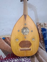 عود من صناعه الاصطه علاء خليفه العود قديم الوجه من خشب الجام ولضهر من ...