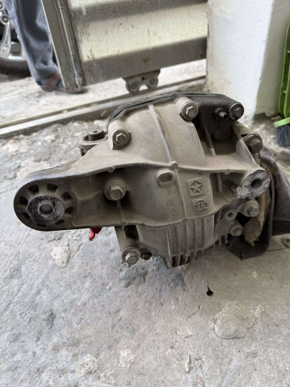 السلام عليكم 
اكسل قفل يحتاجله بوشه وسن مكان البرغي 
بي فطر وملحوم
جنت استخدمه ومفتوح من سيارتي يعني حشوه نظيفة 100%
السعر ٤٠٠$
***********
