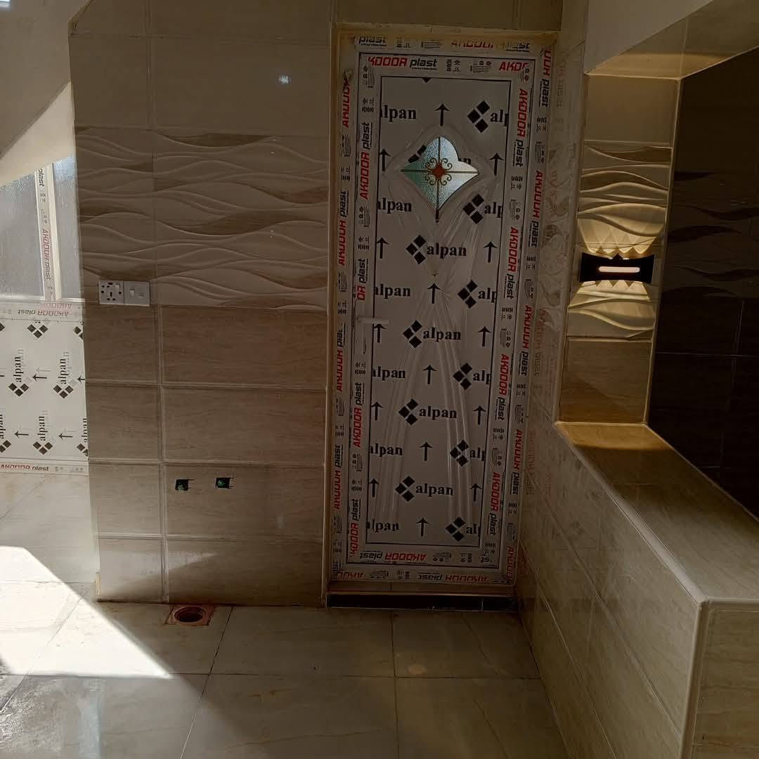 اسلام عليكم دار للبيع في القمانيه حي الكراد خلف الشقق السكنيه مال سيف سعد  المساحه 250متر على شارع تبليط السعر 65 وبي مجال هاتف ***********
