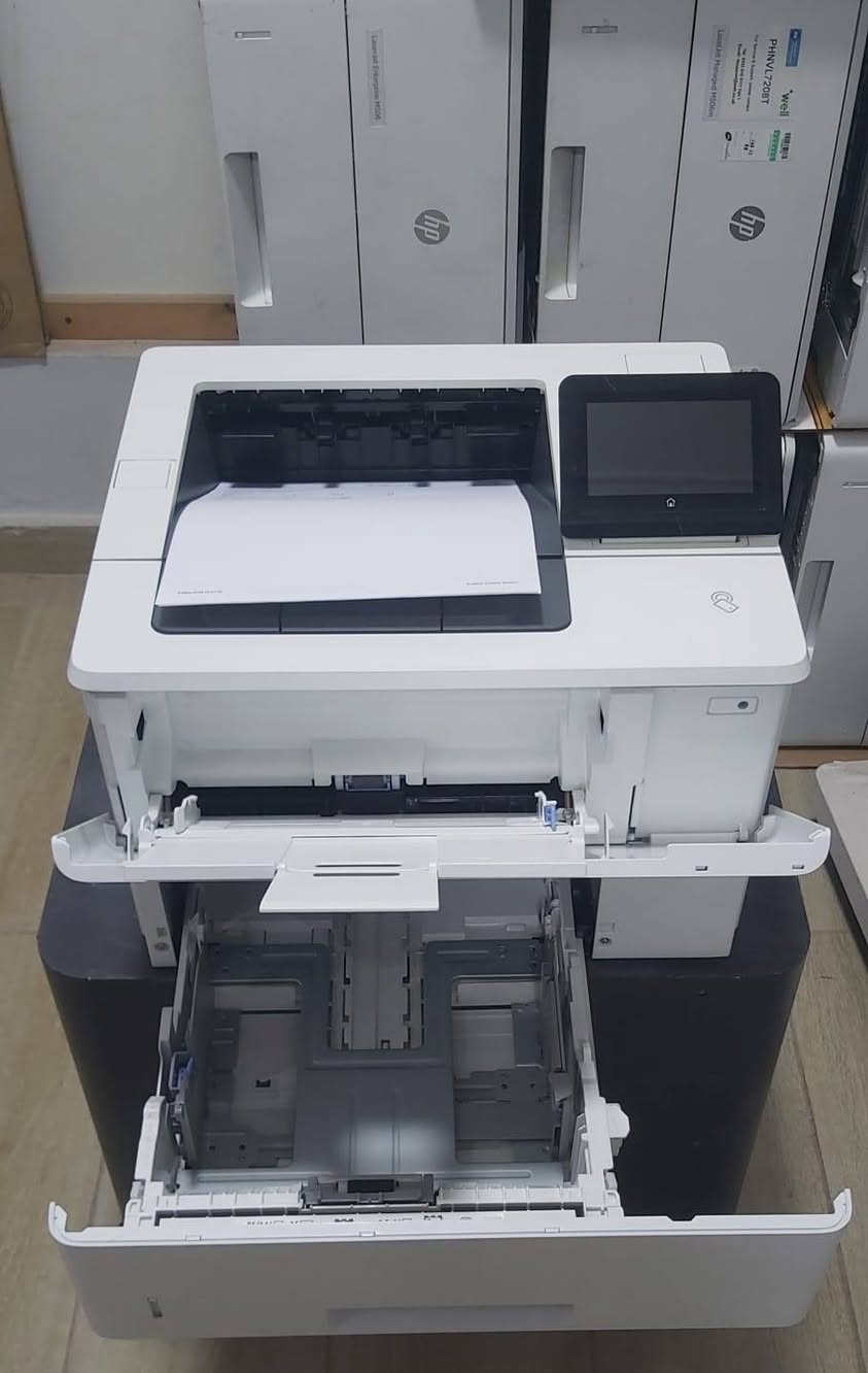 Hp E50045
Wireless 

طابعة ليزر أحادية اللون (ابيض واسود) عالية الأداء
سرعة الطباعة تصل إلى 43 أو 45 صفحة في الدقيقة
طباعة علي الوجهين
الدرج 1 : سعة الورق 100 ورقه
الدرج 2 : سعة 550 ورقة
شاشة تاتش الوان لسهولة التعامل 
طباعة مباشرة من الموبايل 
حبارة (87A)


**إذا كنت صاحب هذا الإعلان وتريد حذفه لأي سبب، رجاءا أرسل رسالة إلى الدعم الفني**
