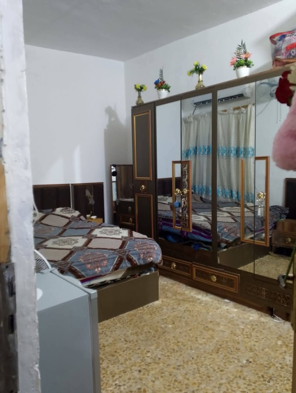 بيت للبيع في حي الوفاء المساحة 200 متر قرب محطة وقود الوفاء بي 4 غرف نوم استقبال مطبخ تخاريج كراج سيارة بناء اعگادة نظيف قريب على اعدادية نور الحسين ومدرسة ابتدائية ارض الانبياء ومتوسطة النفس الزكية مع كافة الخدمات للاستفسار على الرقم ***********
