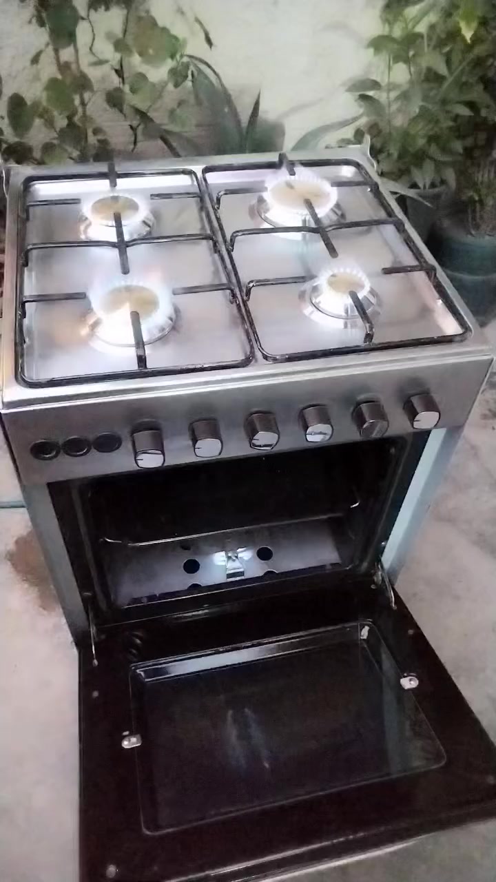 السلام عليكم طباخ مصري نضيف جدآ كله شغل على فحص مكاني الشعله السعر ٧٥ ) ***********
