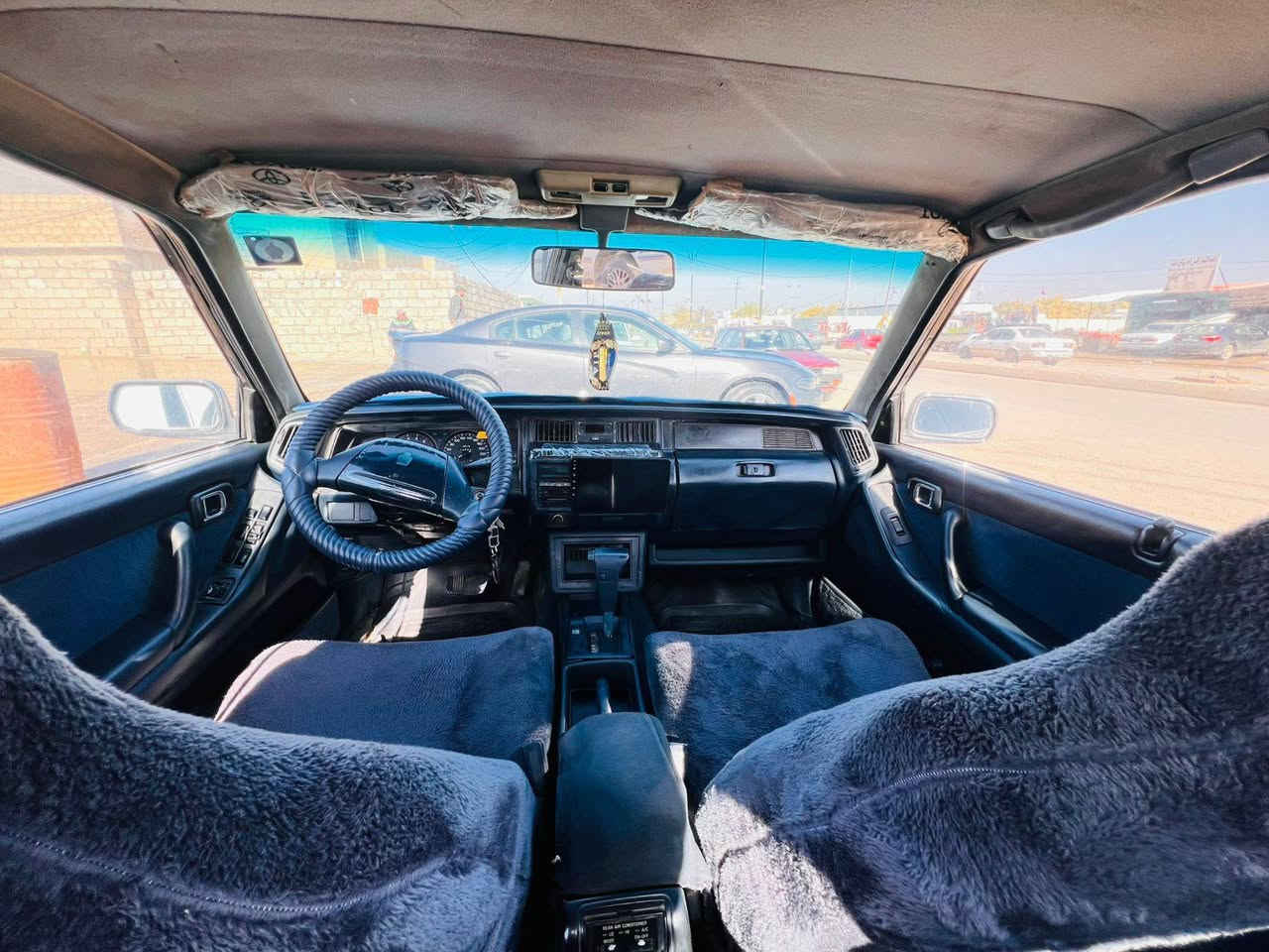 السلام عليكم سياره سيدان للبيع موديل 1990 محرك كير بطه 2500 شرط تدفئه نار صدر تايرات كلو نضيف رقم صلاح الدين دولي سنويه 2029شرط التحويل  بيها جاملغ و بونيد صبغ بدون دواخل سعر 63 وبيها مجال قليل اتصال ***********
