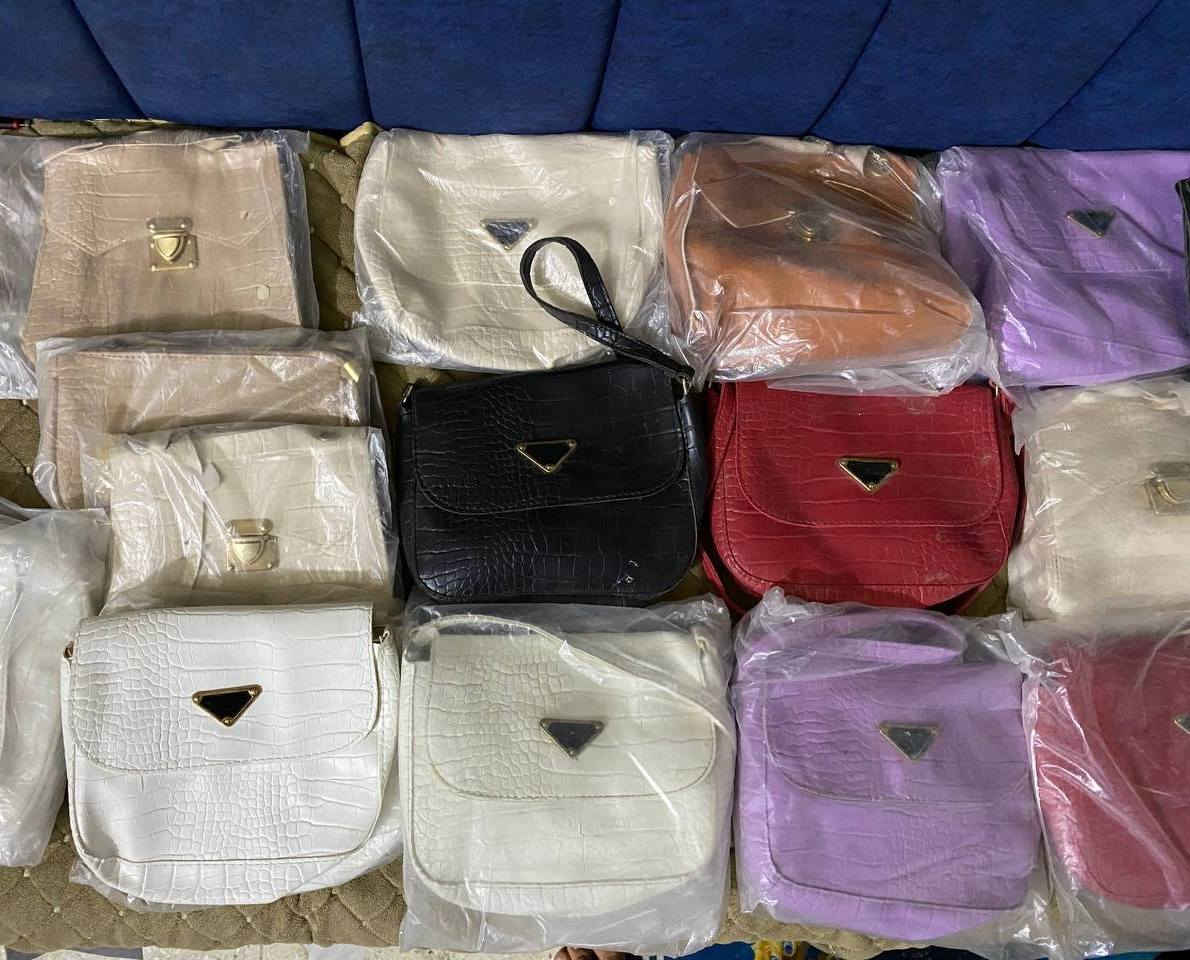 حقائب واحذية 👜 👞 🩰  ، 50 حذاء ب75 الف يعني القطعة بألف ونص، 90 حقيبة ب90 ألف يعني بألف دينار ، يصيرن كلهن 165 الف وبيهن مجال بسيط، ابيعهن شلعه تريدهن تفضل بالتعليقات او الخاص او اتصل على *********** موجود واتساب.
