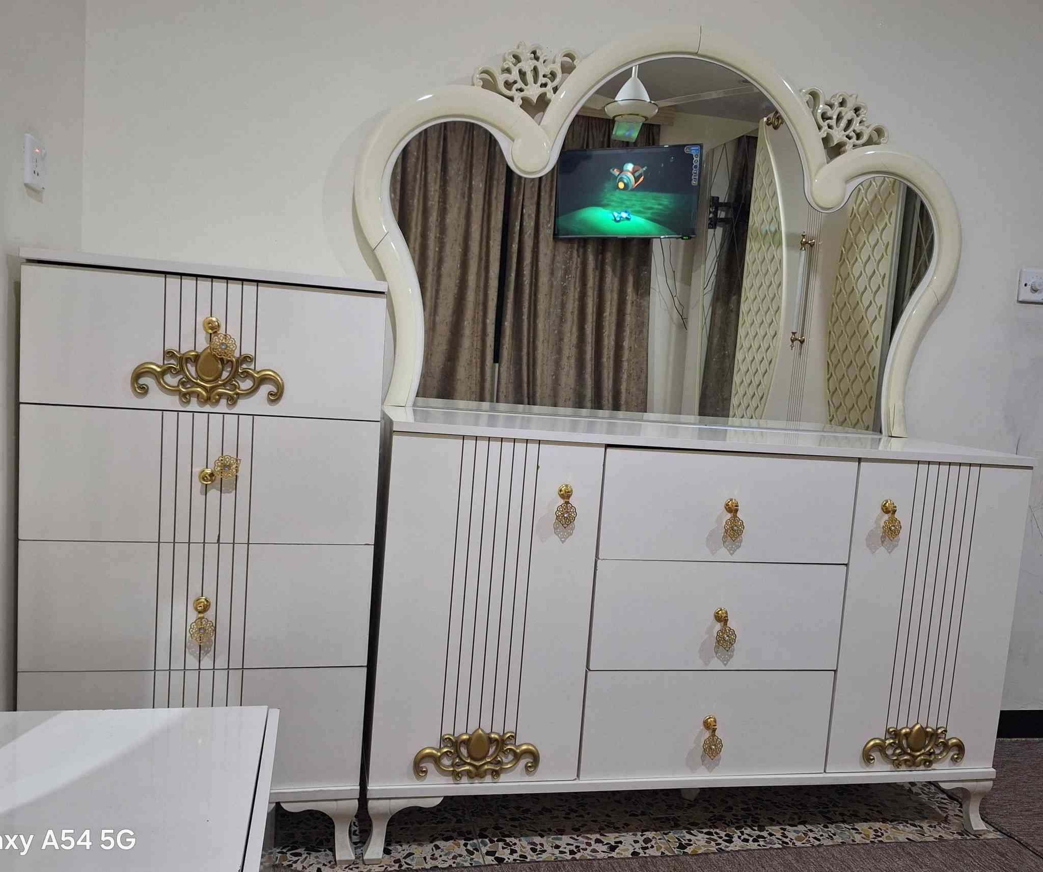 غرفة نوم بيضاء كبيرة ٩ قطع ب ٨٠٠ وبيه مجال رقم التلفون ***********
