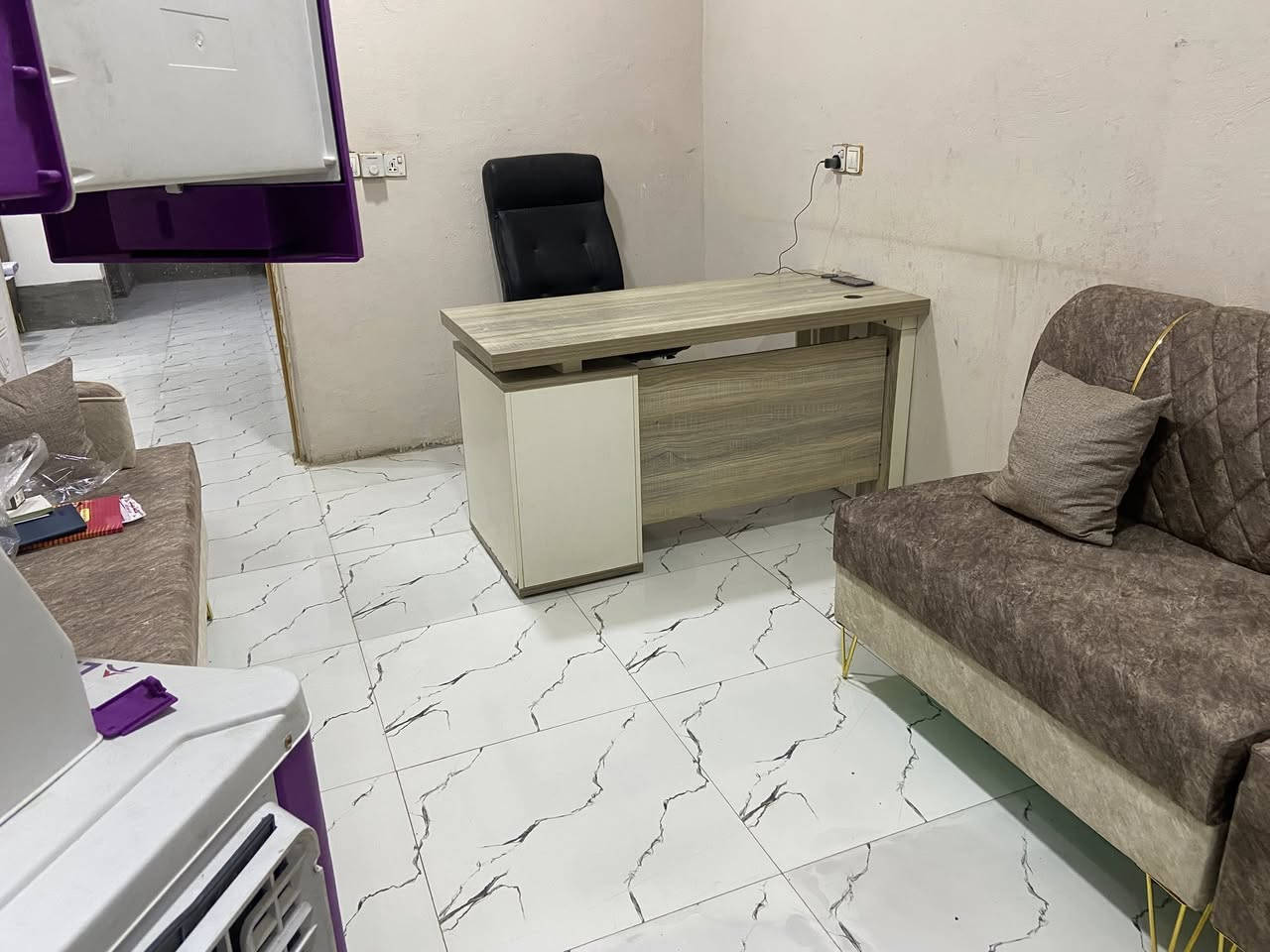 ميز مكتبي للبيع // السعر 75 الف قفل للاستفسار الاتصال على الرقم ***********
