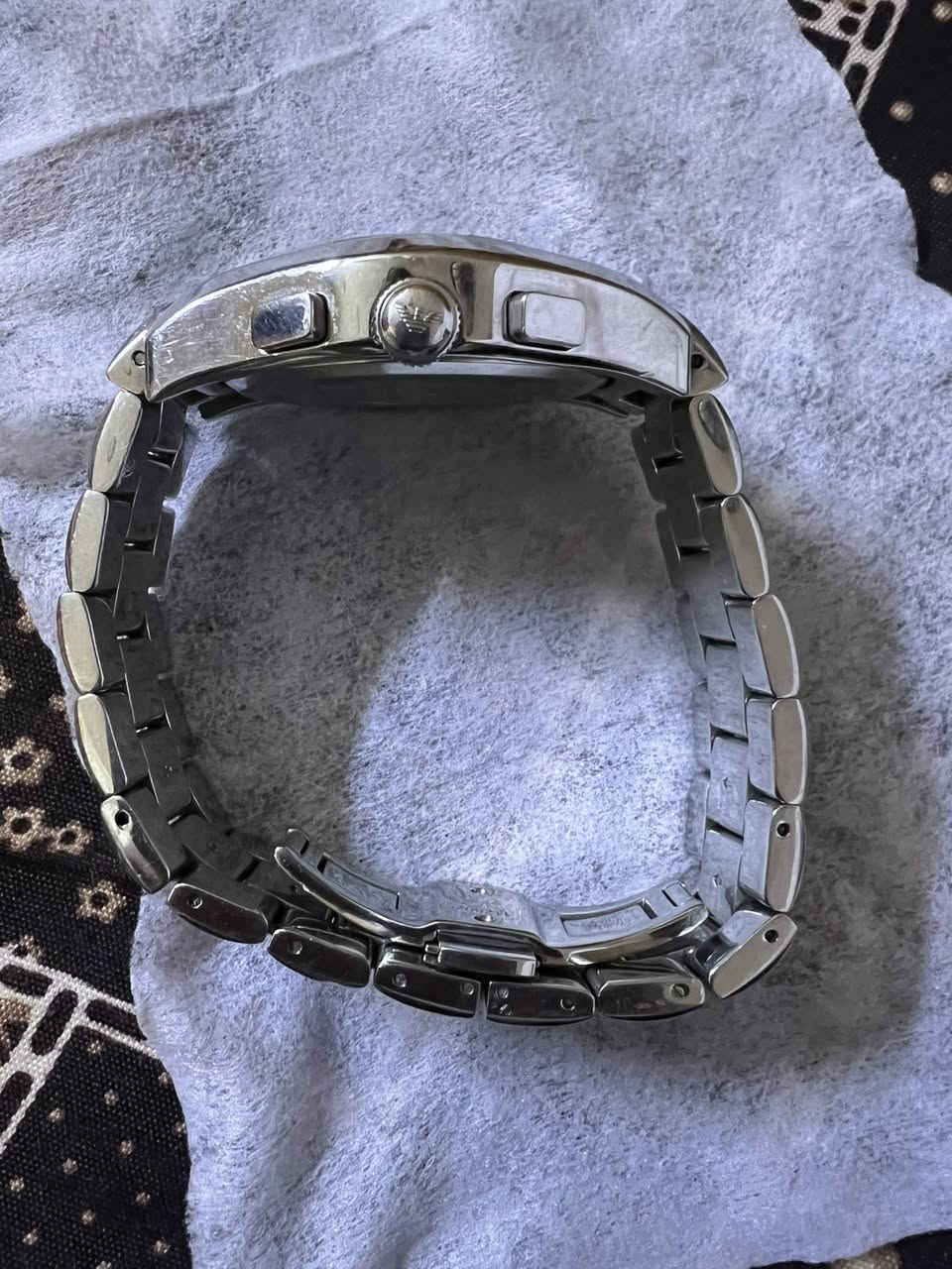 � ساعة Emporio Armani سويسرية أصلية للبيع 🔥

⌚ ساعة إمبوريو أرماني رجالية أنيقة، ستانلس ستيل بالكامل، وجه أسود مع تفاصيل فخمة وتصميم كلاسيكي راقٍ.

✅ أصلية
✅ شغالة بصورة ممتازة
✅ بحالة جيدة جداً
✅ تاريخ + عدادات داخلية
✅ مناسبة للاستخدام اليومي والمناسبات

💰 السعر: 175,000 الف دينار عراقي
📍 الموقع: بغداد
📩 التواصل عبر الخاص ***********
واتساب فقط
ملاحظة: الساعة بحالة جيدة كما موضح بالصور، والبيع بسبب عدم الحاجة إليها
