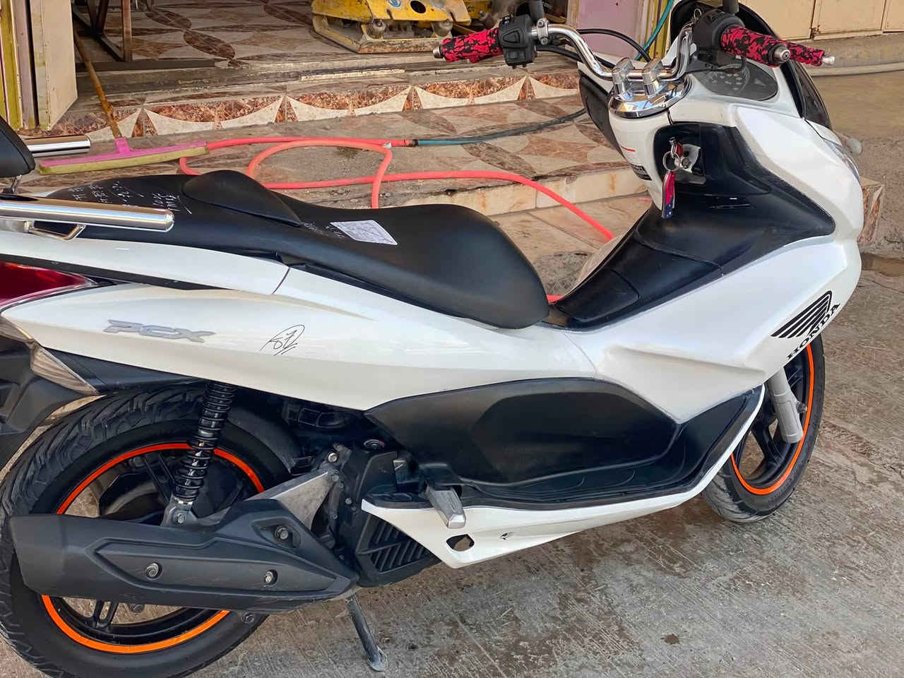 سلام عليكم....
دراجة (PSX)...(جيل الاول)  
🛵للبيع  
دراجة شلعه معدل كهربائيات كلهه شغاله 
دراجة جديده  بلادية
أي نقص مابيهة
جيب فيتر وتعال افحص
العنوان سامراء الاستفسار الاتصال على الرقم ***********
