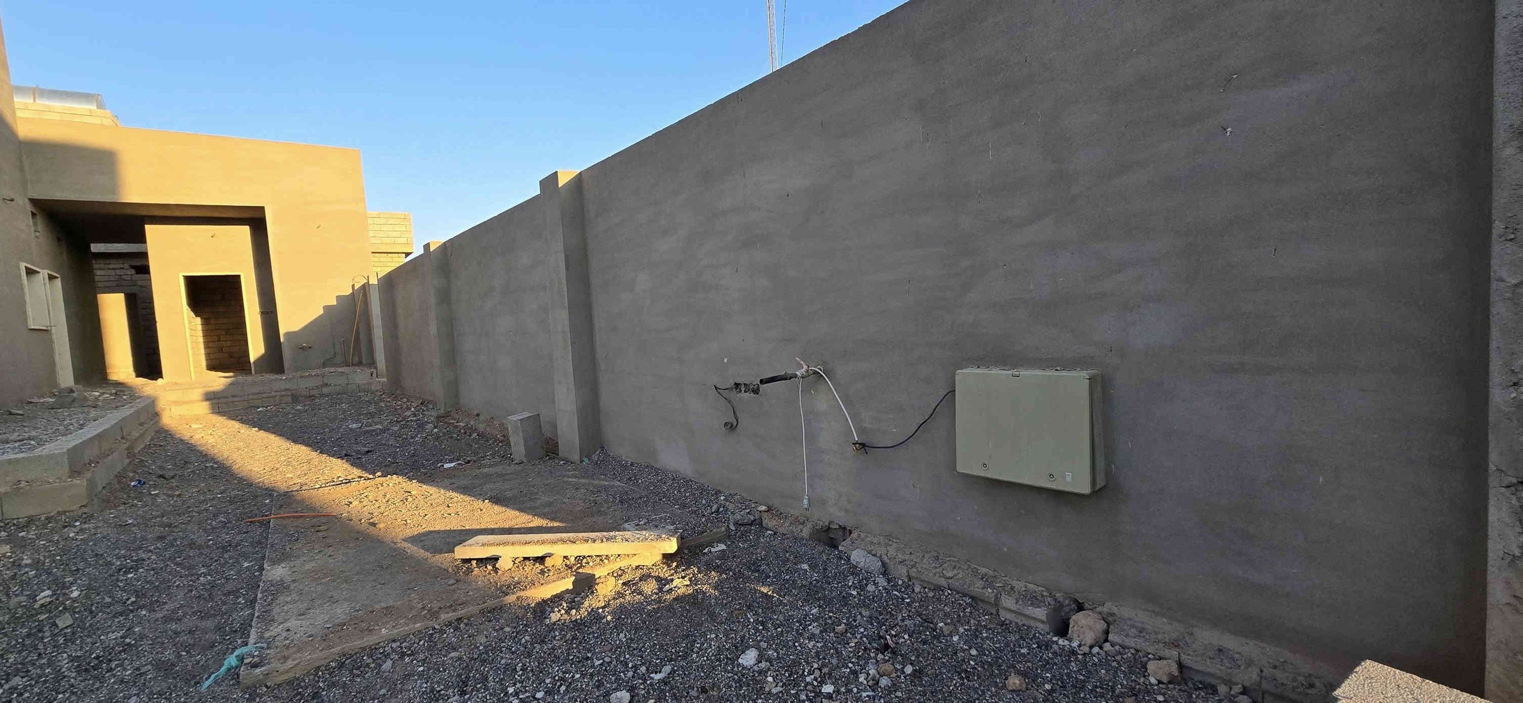 هيكل للبيع المساحه 500متر امأسس ماء وكهرباء ومجاري  ملبوخ من خارج محتاج بس شغل من داخل السعر 50مليون/////*********** العلم طريق الخزيفي
