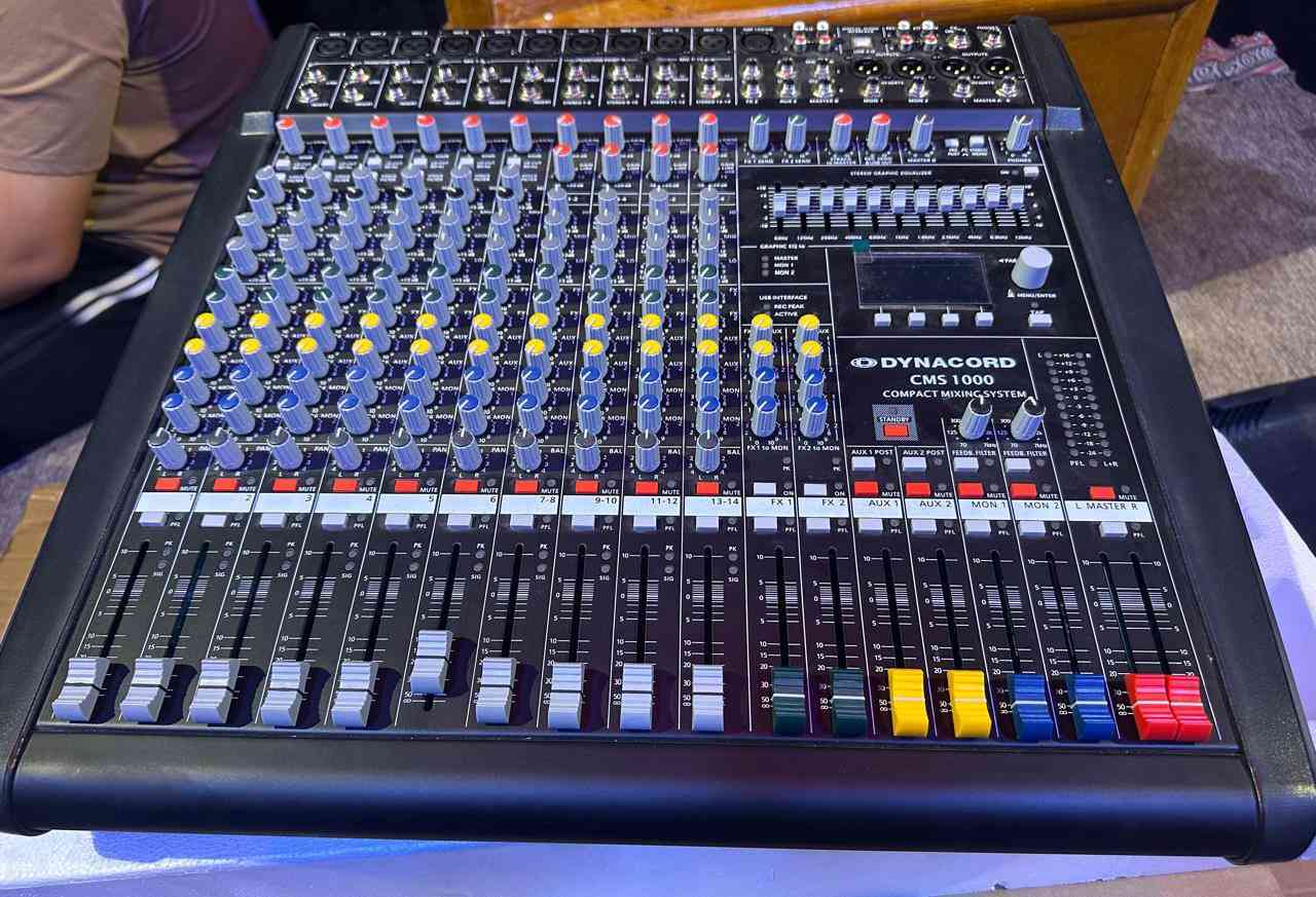 السلام عليكم
جهاز داينكورد ١٠٠٠ كوبي درجه اولى 
جهاز جديد كلش لامفتوح ولا مصلح 
مكفول من اي شي تجي وتفحص حسب قناعتك
السعر (٧٠٠) الف
***********

0773 730 9081
