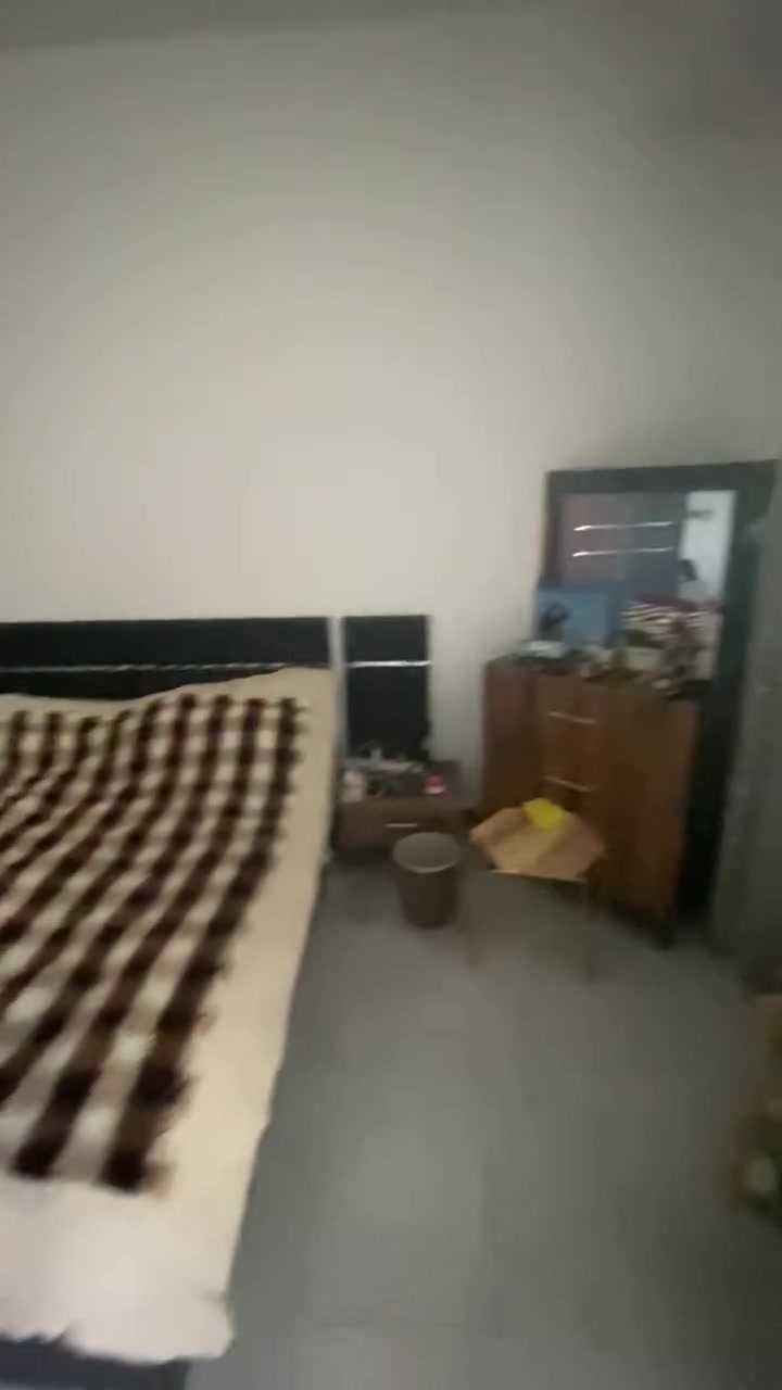 تخم غير مستعمل ١٠ مقاعد بعدة بالجيس بنص سعرة 
٤٠٠
غرفة نوم جديدة ايضاً بنص سعرها ٤٠٠ 
بنكات اصلية باناسونك الوحدة ب ٢٠ 
دوشك ايضاً للبيع ب١٠٠ جديد
***********

والي ياخذهم كلهم انزلة من الغرفة والتخم ٢٥ مستعجل ع البيع

